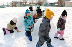 2026.2.16園庭で雪あそび3.JPG